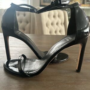 Stuart Weitzman 

Nudist heel

Size 8

Gently worn
Patent Leather
Hard to find